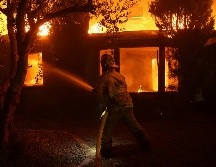 Las autoridades han declarado el estado de emergencia en el área de Pacific Palisades por las fuertes rachas de viento que se espera en las próximas 24 horas. EFE/A. Dinner