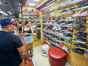 Hace unos días se realizó un operativo en el mercado San Juan de Dios donde se logró incautar mercancía por un valor superior a los 13 millones de pesos de una marca de gorras. EL INFORMADOR / ARCHIVO