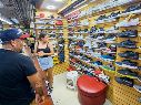 Hace unos días se realizó un operativo en el mercado San Juan de Dios donde se logró incautar mercancía por un valor superior a los 13 millones de pesos de una marca de gorras. EL INFORMADOR / ARCHIVO