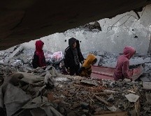 La falta de refugio, el acceso a nutrición y a atención médica, la situación sanitaria y ahora el clima invernal pone en riesgo las vidas de los infantes. EFE/EPA/H. IMAD
