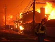 Desde este martes, bomberos de California luchaban contra incendios forestales impulsados por el viento. EFE / A. DINNER