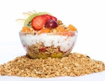 El epidemiólogo Tim Spector precisa que el yogur es el mejor desayuno que podemos sumar a nuestra dieta.  ESPECIAL/Imagen de granjapix en Pixabay