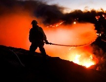 El incendio ha llevado al LAFD a emitir órdenes de evacuación obligatoria debido al riesgo para viviendas cercanas al parque Runyon Canyon, un lugar turístico emblemático de la ciudad. EFE / C. Brehman