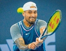 Nick Kyrgios tuvo que suspender un juego de exhibición con Novak Djokovic. AFP/P. Hamilton