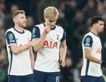 Lucas Bergvall (der.) fue el autor de la única anotación del encuentro. EFE/N. Hall