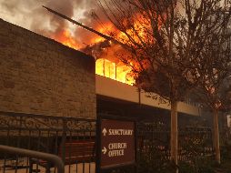 Decenas de miles de personas han tenido que evacuar sus hogares. EFE/A. DINNER