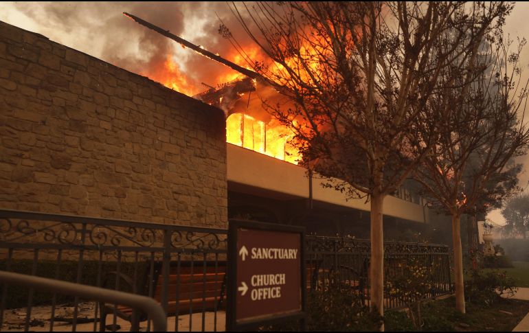 Decenas de miles de personas han tenido que evacuar sus hogares. EFE/A. DINNER