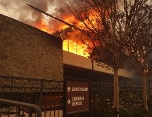 Decenas de miles de personas han tenido que evacuar sus hogares. EFE/A. DINNER