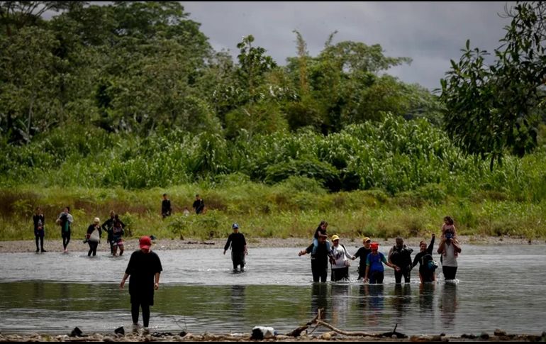 La mayoría de los transeúntes que cruzan esa peligrosa selva para llegar hasta Norteamérica en mejores condiciones de vida son venezolanos, seguidos de colombianos; ecuatorianos, chinos y haitianos. EFE / ARCHIVO