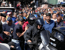 María Corina Machado abandonó la protesta contra Maduro en Caracas en la parte trasera de una motocicleta;  su equipo denuncia que después de ello fue 