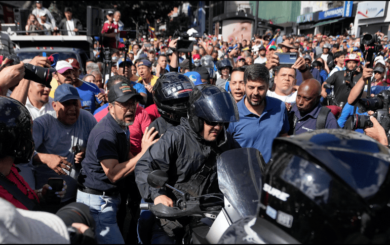 María Corina Machado abandonó la protesta contra Maduro en Caracas en la parte trasera de una motocicleta;  su equipo denuncia que después de ello fue 