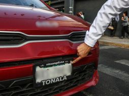 La Policía Vial invitó a los automovilistas y motociclistas a verificar que sus portaplacas cumplan con las disposiciones reglamentarias para evitar sanciones en futuros operativos. EL INFORMADOR / A. Navarro