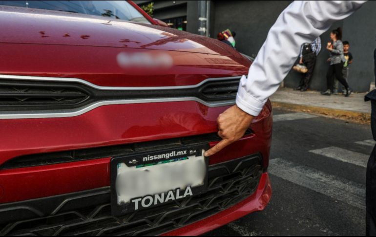 La Policía Vial invitó a los automovilistas y motociclistas a verificar que sus portaplacas cumplan con las disposiciones reglamentarias para evitar sanciones en futuros operativos. EL INFORMADOR / A. Navarro