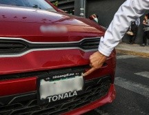 La Policía Vial invitó a los automovilistas y motociclistas a verificar que sus portaplacas cumplan con las disposiciones reglamentarias para evitar sanciones en futuros operativos. EL INFORMADOR / A. Navarro