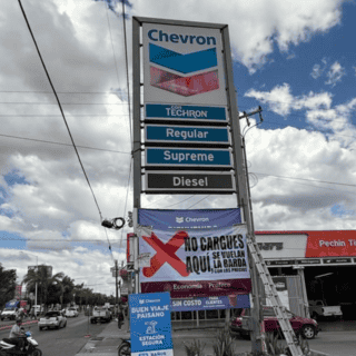 Profeco lanza operativo en gasolineras con mantas de advertencia contra precios altos