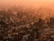 A través de la red social X, Newsom compartió una carta dirigida al Departamento de Agua y Energía de Los Ángeles, en la que exige una investigación sobre las fallas reportadas mientras los bomberos trabajan para controlar los incendios. AP / J. Locher