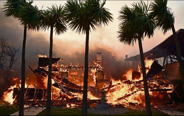 Una casa arde durante el incendio de Palisades en Pacific Palisades, California, la zona más afectada. AFP