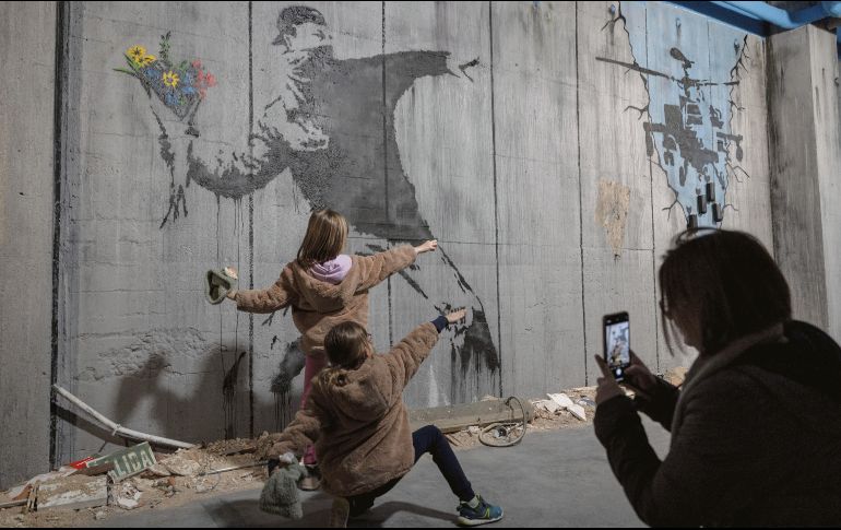 Esta pieza, réplica de la original de Banksy, es probablemente una de las más conocidas; destaca en su libro “Wall and Peace” (2005). EFE