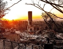 A pesar de los esfuerzos de los bomberos, las llamas han reducido comunidades enteras a escombros, dejando a miles de personas sin hogar. AP / N. BERGER