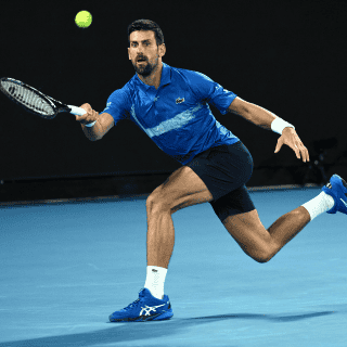 Djokovic debuta con victoria en el Abierto de Australia 2025