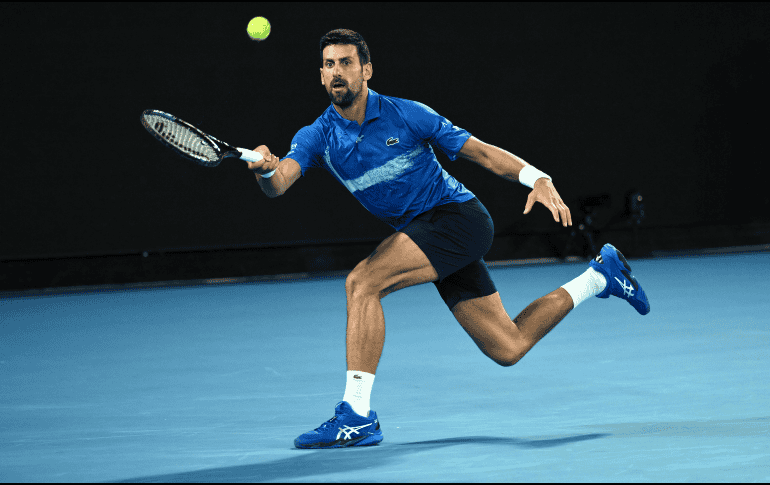 Novak Djokovic, en acciones del partido de este lunes en Melbourne, Australia. EFE / J. Carrett