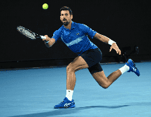 Novak Djokovic, en acciones del partido de este lunes en Melbourne, Australia. EFE / J. Carrett