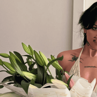 Cazzu presume flores y genera rumores sobre una nueva pareja