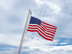 La bandera a media asta es un honor que indica que el país o un estado está de luto. Canva