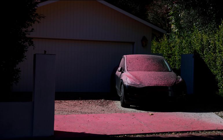 Los equipos de rescate están empleando tecnología aérea para intentar reducir la intensidad de los incendios. EFE