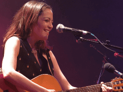 Natalia Lafourcade es reconocida por las letras de sus canciones, misma que destacan  sus raíces a la música folklórica contemporánea, además de narrar eventos personales. AP / ARCHIVO