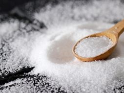 El exceso de sal también afecta la función renal y contribuye a la retención de líquidos. Pixabay.