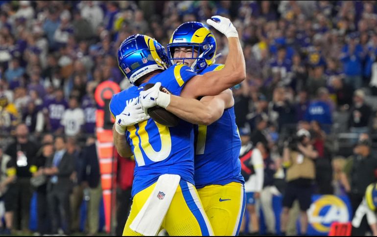 Davis Allen y Cooper Kupp celebran una jugada exitosa durante el partido. AP/R. Franklin