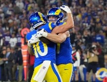 Davis Allen y Cooper Kupp celebran una jugada exitosa durante el partido. AP/R. Franklin