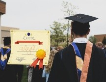 Para acceder a esta posibilidad, deberás verificar qué instituciones educativas tienen autorización para evaluar mediante el acuerdo 286 de la SEP. UNSPLASH / C. DELOYE