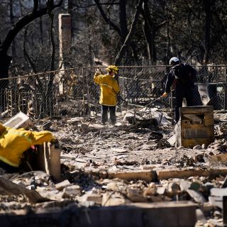 Suben a 25 los muertos por los incendios en Los Ángeles