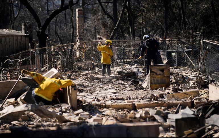 El número de víctimas mortales por los incendios en Los Ángeles, Estados Unidos subió a 25 este martes, luego de que el Departamento Forense reportara una nueva muerte. AP / J. Locher