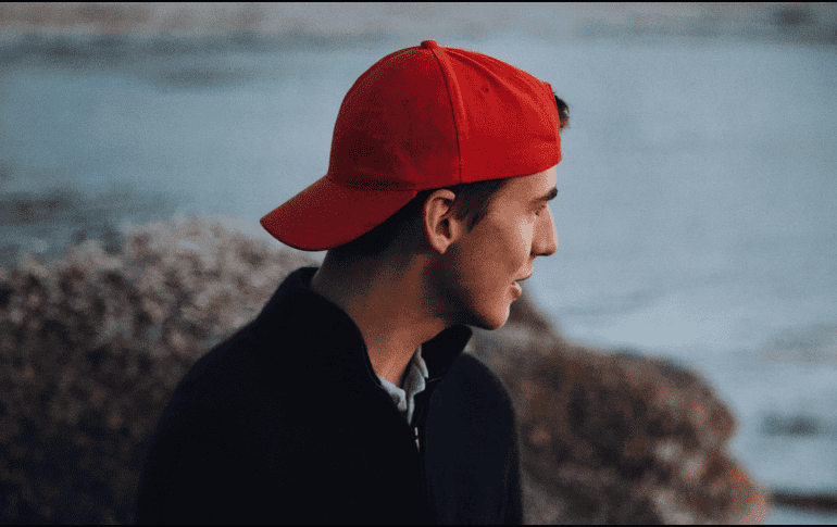 La gorra, más allá de su función práctica, puede tener múltiples significados en la vida de quien la usa. Desde una forma de autoexpresión hasta un recurso psicológico para manejar la ansiedad o sentirse protegido, este accesorio puede ser mucho más que un simple complemento de moda. CANVA