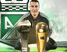 Efraín Juárez posando con los trofeos que ganó con el Atlético Nacional. X / @efrajuarez