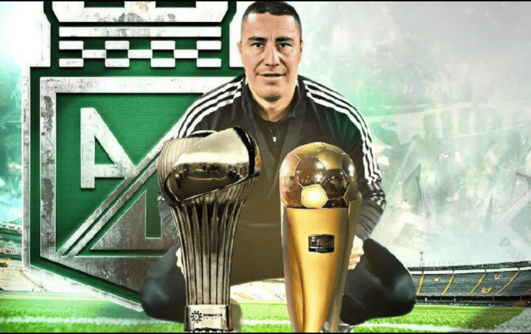 Efraín Juárez posando con los trofeos que ganó con el Atlético Nacional. X / @efrajuarez