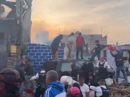 Las detonaciones causaron temor entre los vecinos pues luego se generó un incendio en el predio ubicado en la calle 2 de marzo. ESPECIAL.