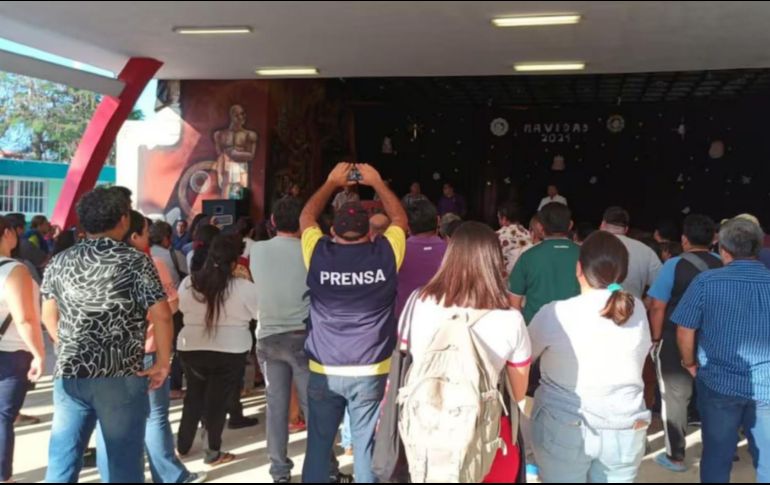De acuerdo con los padres, el hombre se retiró, sin que se llamara a la Policía y sin que las autoridades de la escuela tomaran medidas inmediatas, ya que apenas ayer fueron informadas del hecho. ESPECIAL