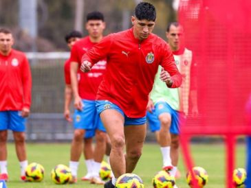 El delantero apareció entre los suplentes de las Chivas y hay amplias posibilidades de que vea minutos en el primer juego del conjunto tapatío en la Copa de Campeones de la Concacaf. Instagram/ @Chivas.