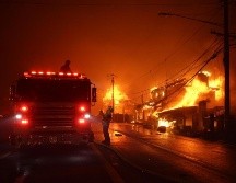 En el caso de Los Ángeles, la extinción de los incendios se ha vuelto imposible debido a su magnitud. EFE / A. DINNER