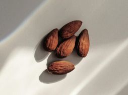 Una ingesta diaria de almendras es capaz de reducir considerablemente el riesgo de problemas cardiovasculares. UNSPLASH / V. SALJA