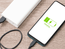 Los fabricantes de dispositivos y expertos en tecnología coinciden en que mantener una temperatura adecuada durante la carga es clave para preservar la batería.  CANVA