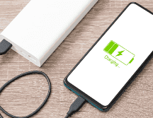 Los fabricantes de dispositivos y expertos en tecnología coinciden en que mantener una temperatura adecuada durante la carga es clave para preservar la batería.  CANVA