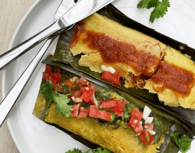 Existen tamales de diversos sabores, como los de frijol con rajas, pollo o puerco con salsas, huauzontle, zanahoria, chícharos, piña con rompope, y muchos más. Unsplash&nbsp;