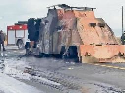 El vehículo se incendió en medio de la carretera Reynosa-San Fernando. ESPECIAL