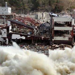 ¿Qué causa los tsunamis?