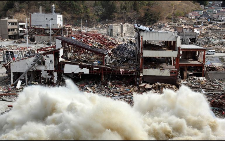 Estas olas gigantes pueden poner en riesgo a la población, por lo que es importante tomar conciencia cuando se amerite una alerta y tomar medidas para protegerse, ya que incluso pueden ser mortales. ESPECIAL / CANVA
